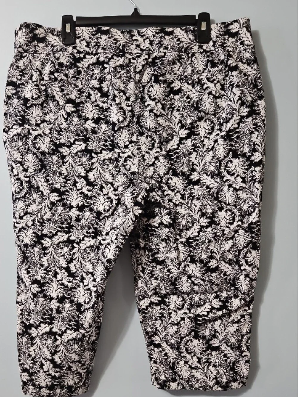 Kim Rogers Curvy Black and White Floral Print Capris Size 18W
